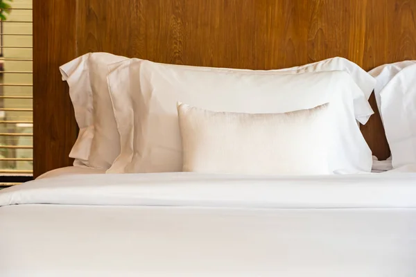 Прекрасна розкішна зручна біла подушка на ліжку та ковдрі — стокове фото