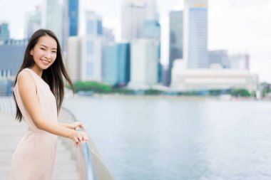 Güzel Asyalı kadın gülümseme ve mutlu Singapur CIT içinde seyahat etmek