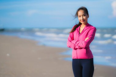 Portre güzel genç Asyalı kadın çalışan ve t üzerinde egzersiz