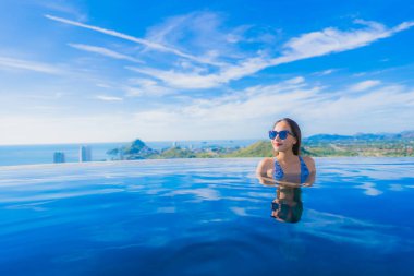 Asyalı genç gülümsemek güzel kadın portre mutlu dinlenmek