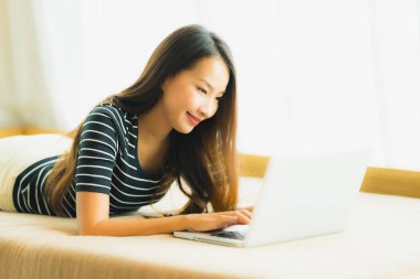 Portre güzel genç Asya kadın kullanarak bilgisayar Notebook veya 