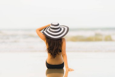 Portre güzel genç Asyalı kadın plaj se üzerinde bikini giymek