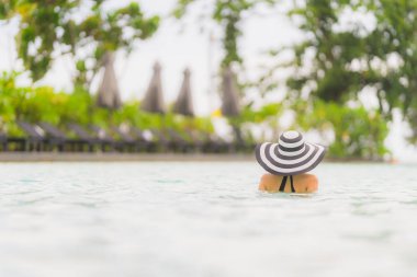 Portre güzel genç Asyalı kadın yüzme etrafında bikini giymek