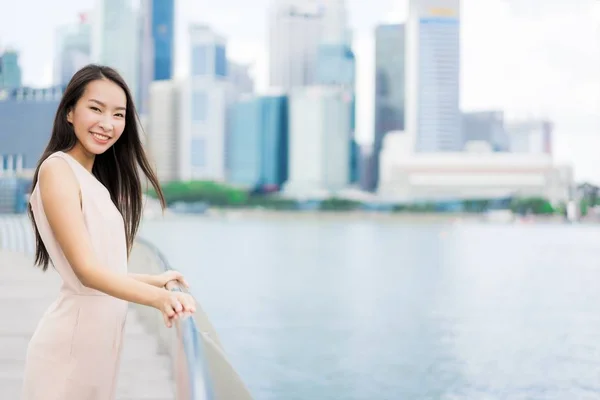 Schöne asiatische Frau lächeln und glücklich zu reisen in singapore cit — Stockfoto