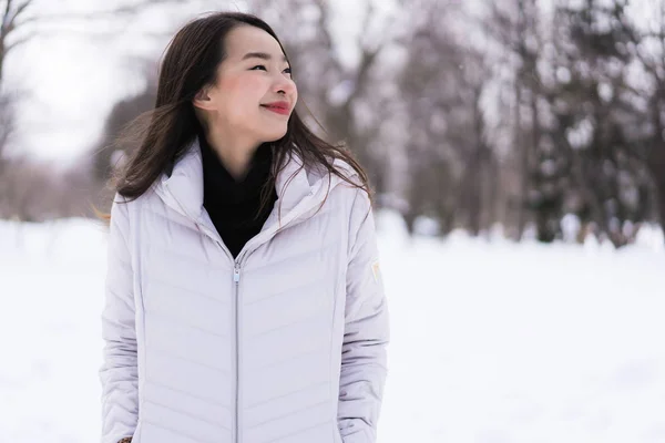 아름 다운 젊은 아시아 여자 눈 이기에 여행에 대 한 행복 한 미소 — 스톡 사진