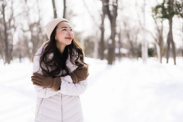 Bela jovem ásia mulher sorrindo feliz para viagem no neve ganhar — Fotografia de Stock