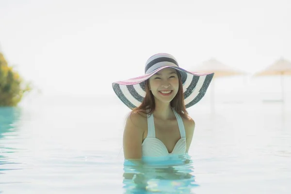 Gyönyörű fiatal ázsiai nő boldog mosoly, és lazítson a medence po — Stock Fotó
