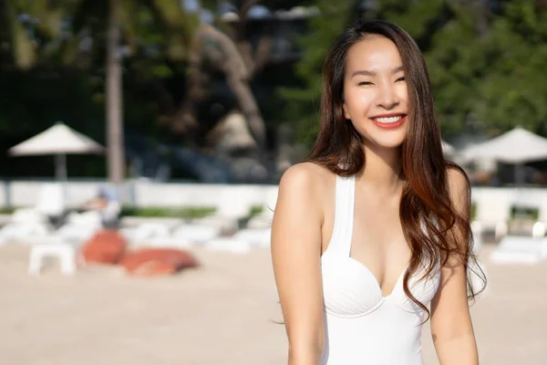 Portre güzel genç Asyalı kadın mutlu ve gülümseme beac — Stok fotoğraf