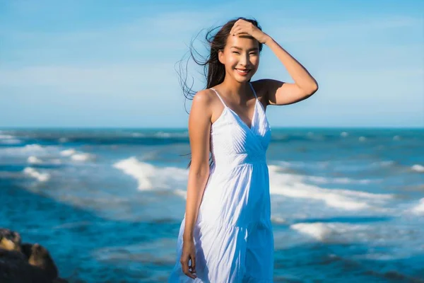 Retrato hermosa joven asiática mujer feliz sonrisa relajarse alrededor ne —  Fotos de Stock