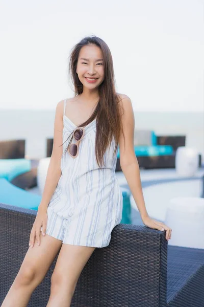 Porträtt vacker ung asiatisk kvinna lyckligt leende koppla av runt ne — Stockfoto