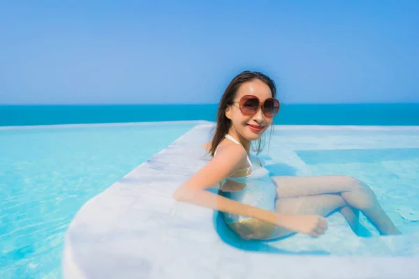 Retrato bonito jovem asiático mulher feliz sorriso relaxar em swimmi — Fotografia de Stock