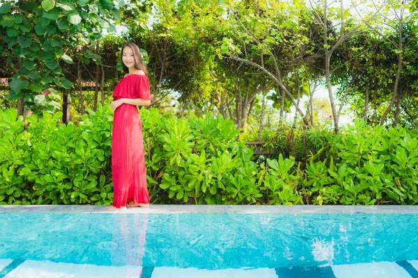 Porträt schön jung asiatisch frau entspannen freizeit im schwimmen p — Stockfoto