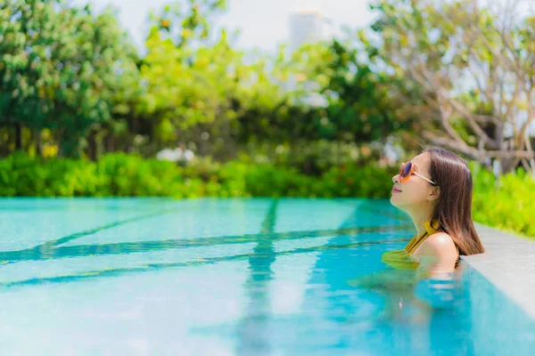 Retrato hermosa joven asiática mujer sonrisa feliz relajarse y leisu — Foto de Stock