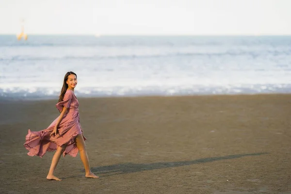 Retrato joven hermosa mujer asiática caminar sonrisa y feliz en el —  Fotos de Stock