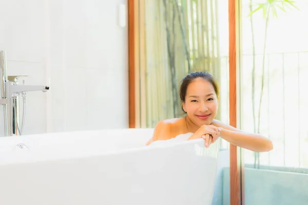 Portret jonge mooie Aziatische vrouw nemen een bad in Bad — Stockfoto