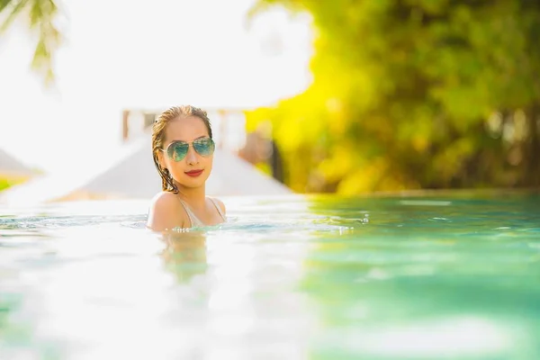 Portrait young beautiful asian woman happy smile and relax in sw — Stock Photo, Image