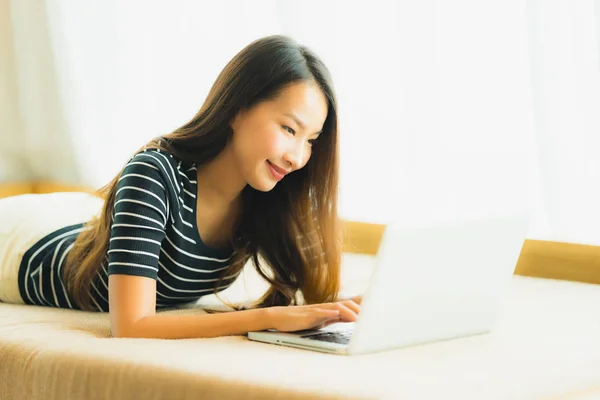 Retrato hermosa joven asiática mujer usando computadora portátil o —  Fotos de Stock