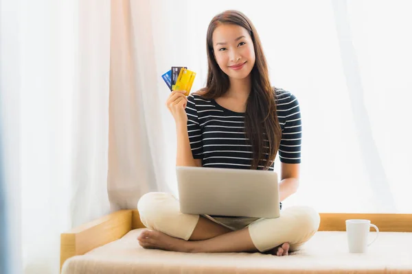 Portret mooie jonge Aziatische vrouw met behulp van computer notebook of — Stockfoto