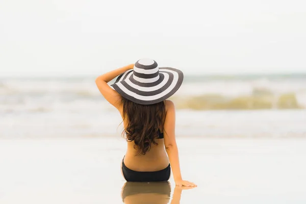 Retrato bonito jovem asiático mulher desgaste biquíni na praia se — Fotografia de Stock