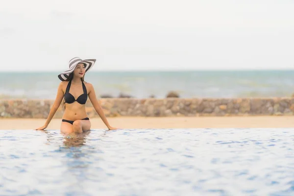 Portrait beautiful young asian woman wear bikini around swimming — Stock Photo, Image