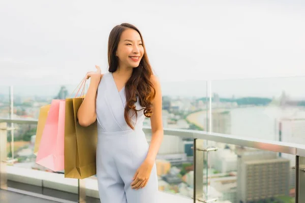 Retrato bonito jovem asiático mulher feliz e sorriso com shoppi — Fotografia de Stock