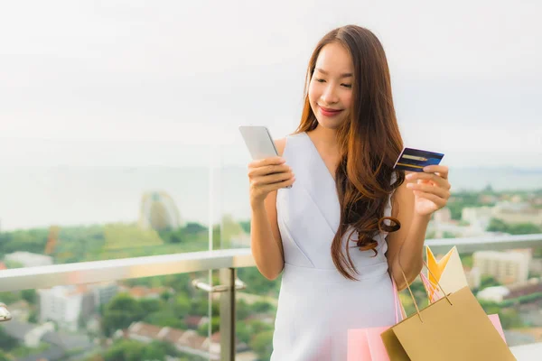 Portrait belle jeune femme asiatique heureux et sourire avec crédit — Photo