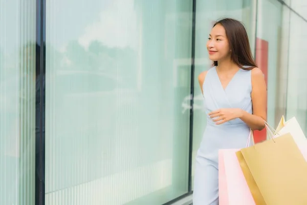 Retrato hermosa joven asiática mujer feliz y sonrisa con shoppi — Foto de Stock