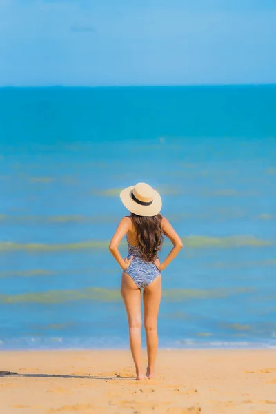 Retrato hermosa joven asiática mujer feliz sonrisa relajarse en el tr —  Fotos de Stock