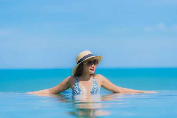 Retrato hermosa joven asiática mujer feliz sonrisa relajarse en swimmi — Foto de Stock