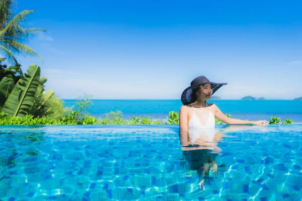 Retrato hermosa joven asiática mujer relajarse en lujo al aire libre swi — Foto de Stock