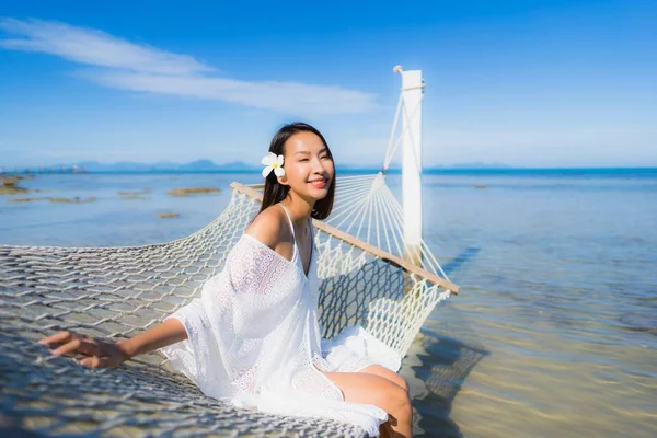 Portre güzel genç Asyalı kadın etrafında hamak üzerinde oturuyor s — Stok fotoğraf
