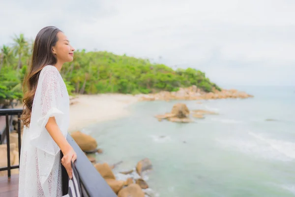 Porträt schöne junge asiatische Frau suchen Meer Strand Ozean für — Stockfoto