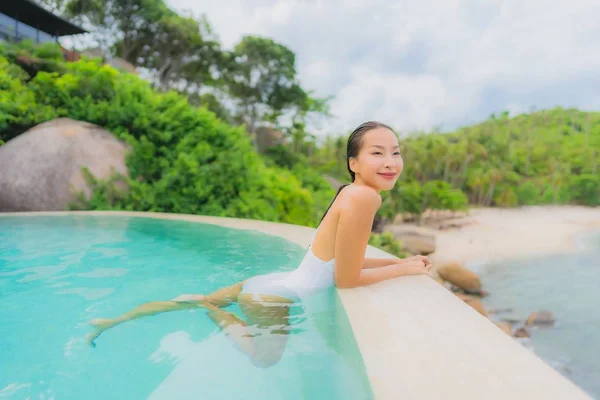 Retrato joven asiático mujer relax sonrisa feliz alrededor al aire libre nadar —  Fotos de Stock