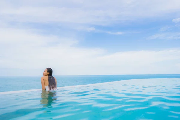 Retrato joven asiático mujer relax sonrisa feliz alrededor al aire libre nadar — Foto de Stock