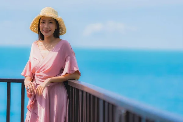 Porträtt vacker ung asiatisk kvinna ser havet stranden havet för — Stockfoto