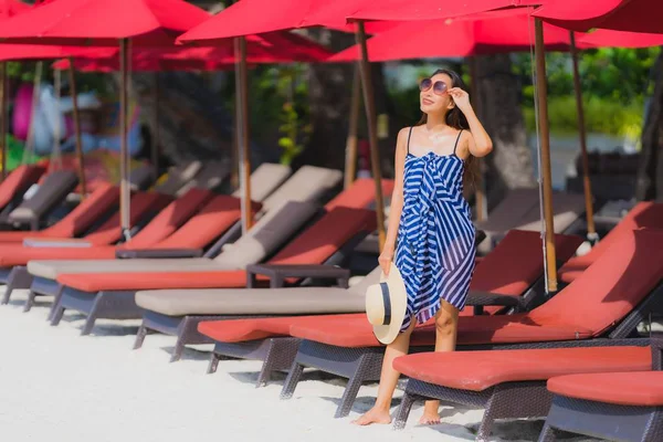 Portret jonge Aziatische vrouw glimlach gelukkig rond strand zee oceaan Wi — Stockfoto