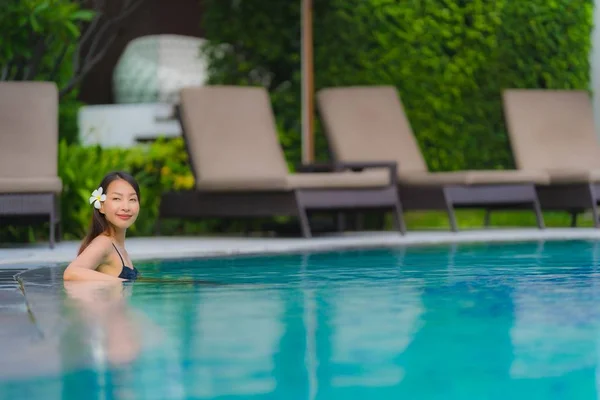 Porträt junge asiatische Frau entspannen Lächeln glücklich um Freibad — Stockfoto