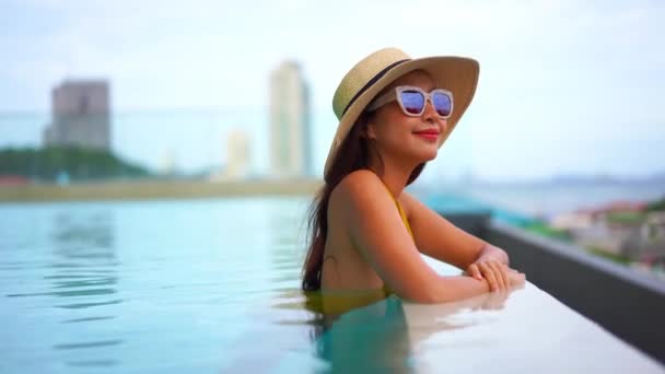 Imagens Bela Mulher Asiática Relaxante Piscina Hotel — Vídeo de Stock