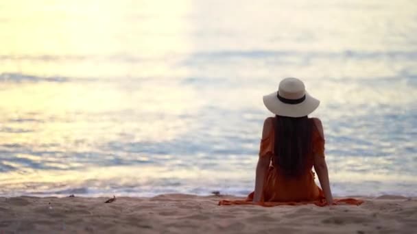Filmati Bella Donna Asiatica Rilassante Riva Mare Durante Vacanze Estive — Video Stock