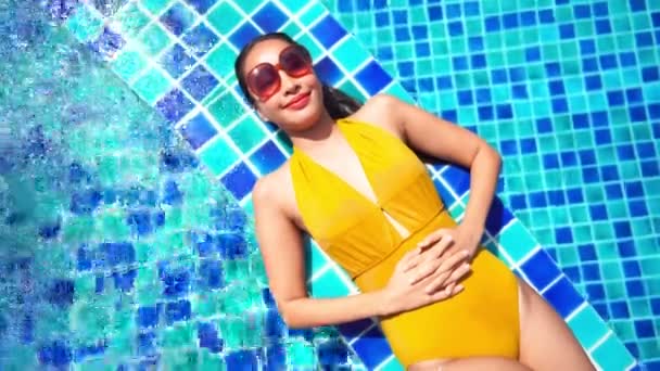 Footage Beautiful Asian Woman Relaxing Pool Hotel — Stock Video