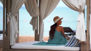 Güzel Asyalı kadının yaz tatilinde deniz kıyısında dinlendiği görüntüler.