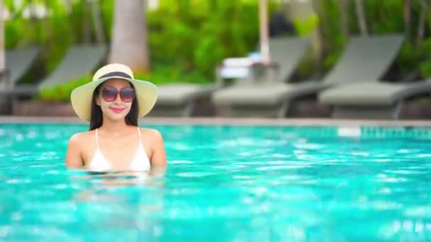 亚洲美女在酒店游泳池放松的镜头 — 图库视频影像