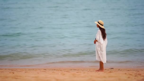 Beeldmateriaal Van Mooie Aziatische Vrouw Ontspannen Kust Tijdens Zomer Vakantie — Stockvideo