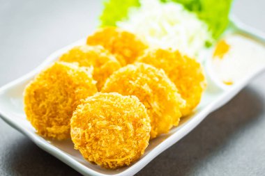 Derin yağda kızartılmış karides pasta veya topu sebze ile