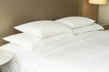 Güzel rahat yastık ve battaniye Yatak Dekorasyon