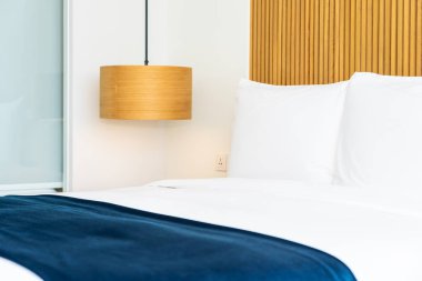 Yatak odasında yatak dekorasyonu güzel rahat yastık