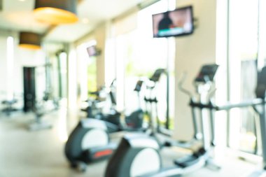Spor salonu iç odasında soyut ve defokus fitness ekipmanları