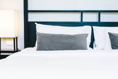 Hafif lamba ile yatakta güzel lüks rahat yastık