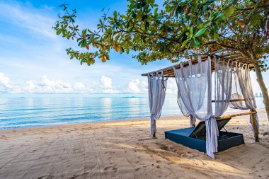Tropikal plaj deniz Okyanusu üzerinde boş yatak koltuğu ve salon 