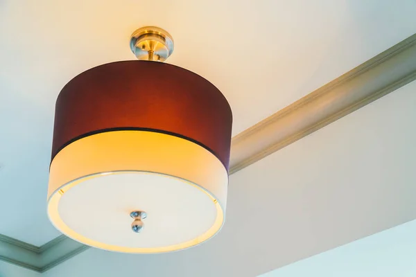 Vackra tak ljus lampa dekoration interiör — Stockfoto